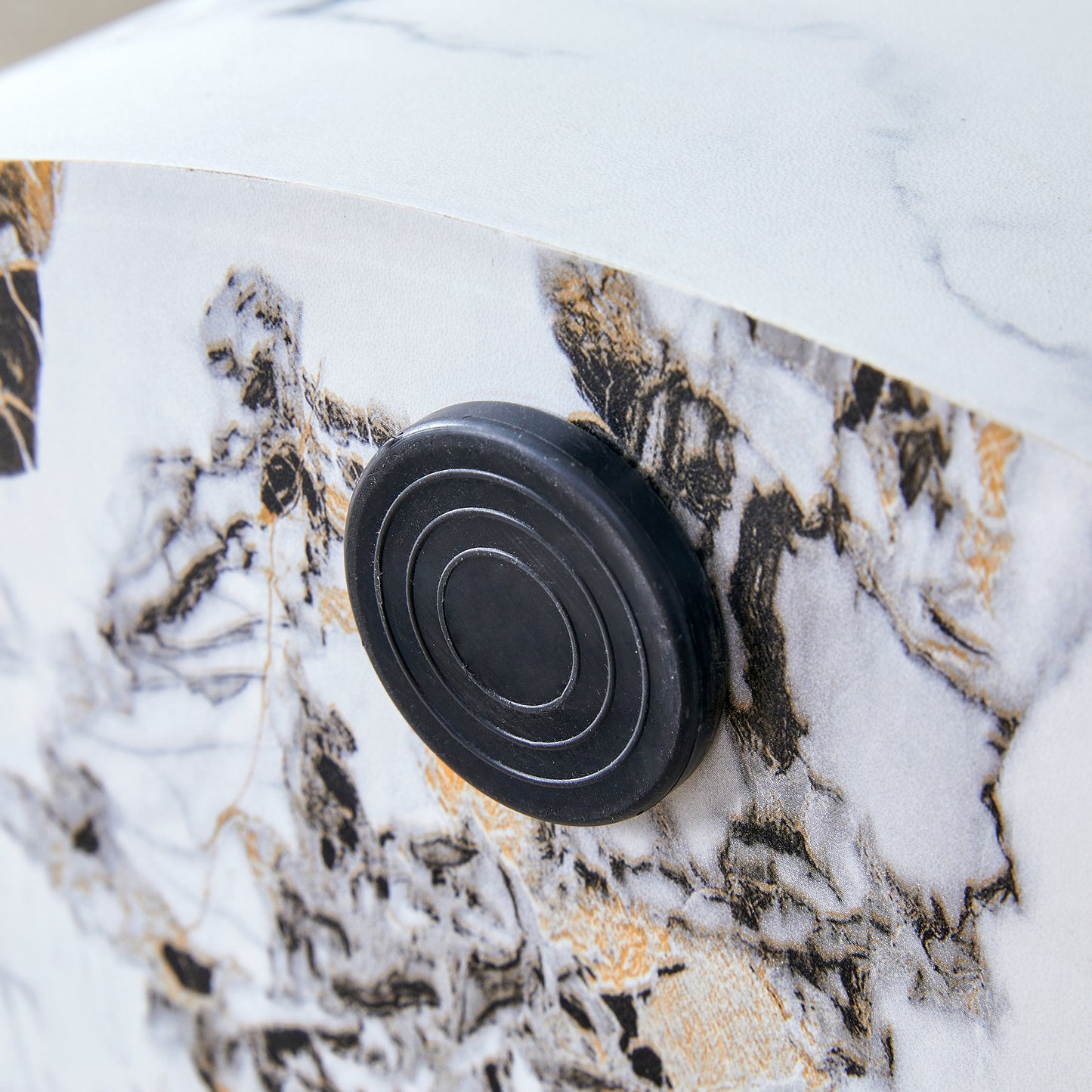The cylindrical table with its patterned design can be easily integrated into a variety of interior styles, from coffee tables to small dining tables, workbenches or makeshift writing desks.