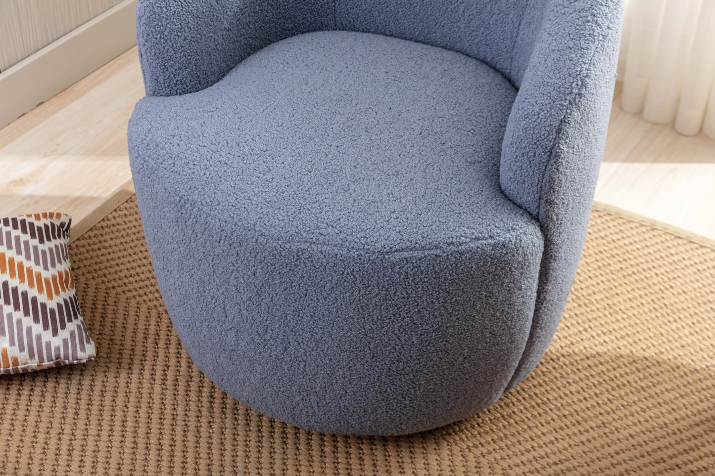 Sillón giratorio de tela Teddy con acento tipo barril y aro metálico con recubrimiento en polvo negro, azul claro