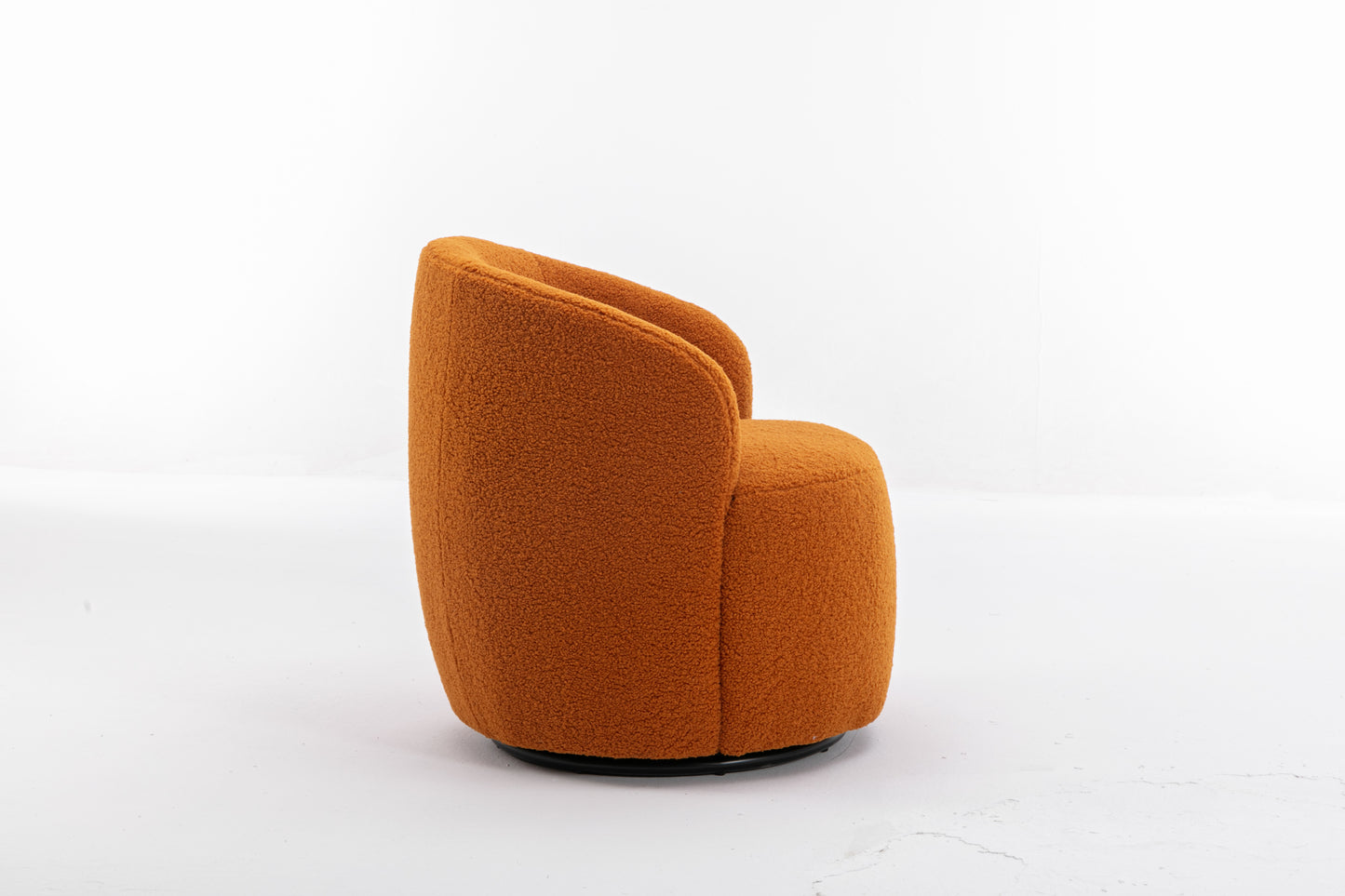 Sillón giratorio de tela Teddy con acento tipo barril y aro metálico con recubrimiento en polvo negro, color caramelo