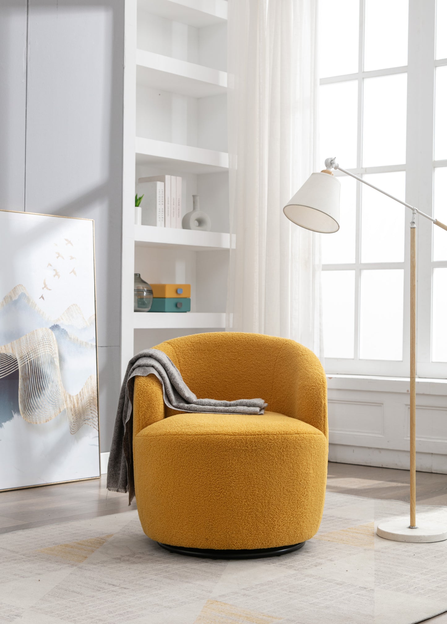 Sillón giratorio de tela Teddy con acento tipo barril y aro metálico con recubrimiento en polvo negro, amarillo