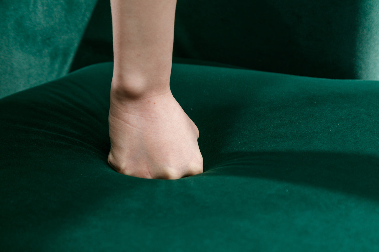 Sillón giratorio de terciopelo con acento tipo barril y aro metálico con revestimiento en polvo negro, color verde