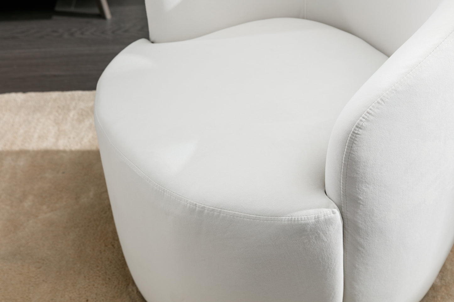 Sillón giratorio de terciopelo con acento tipo barril y aro metálico con recubrimiento en polvo negro, color blanco