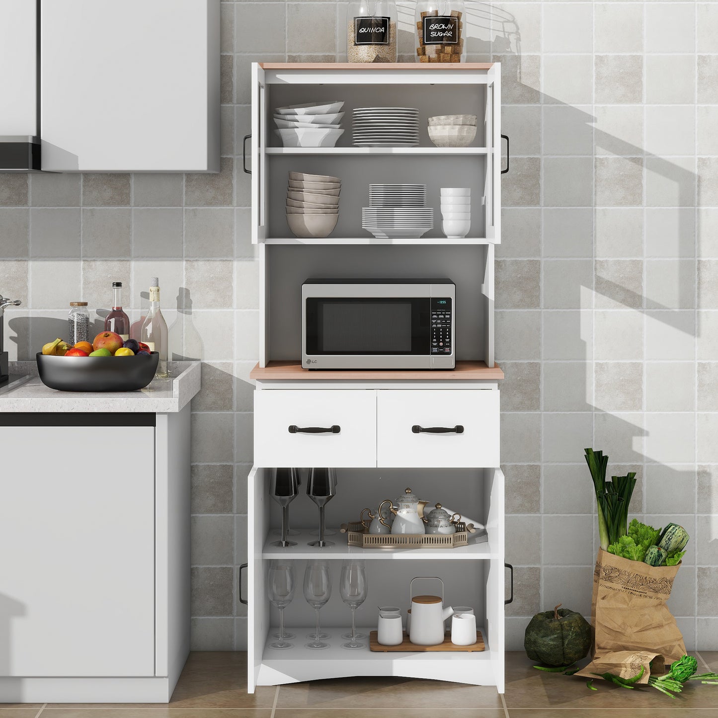 Gabinete de cocina de madera blanco para despensa, armario para microondas con puertas de vidrio enmarcadas y cajón.
