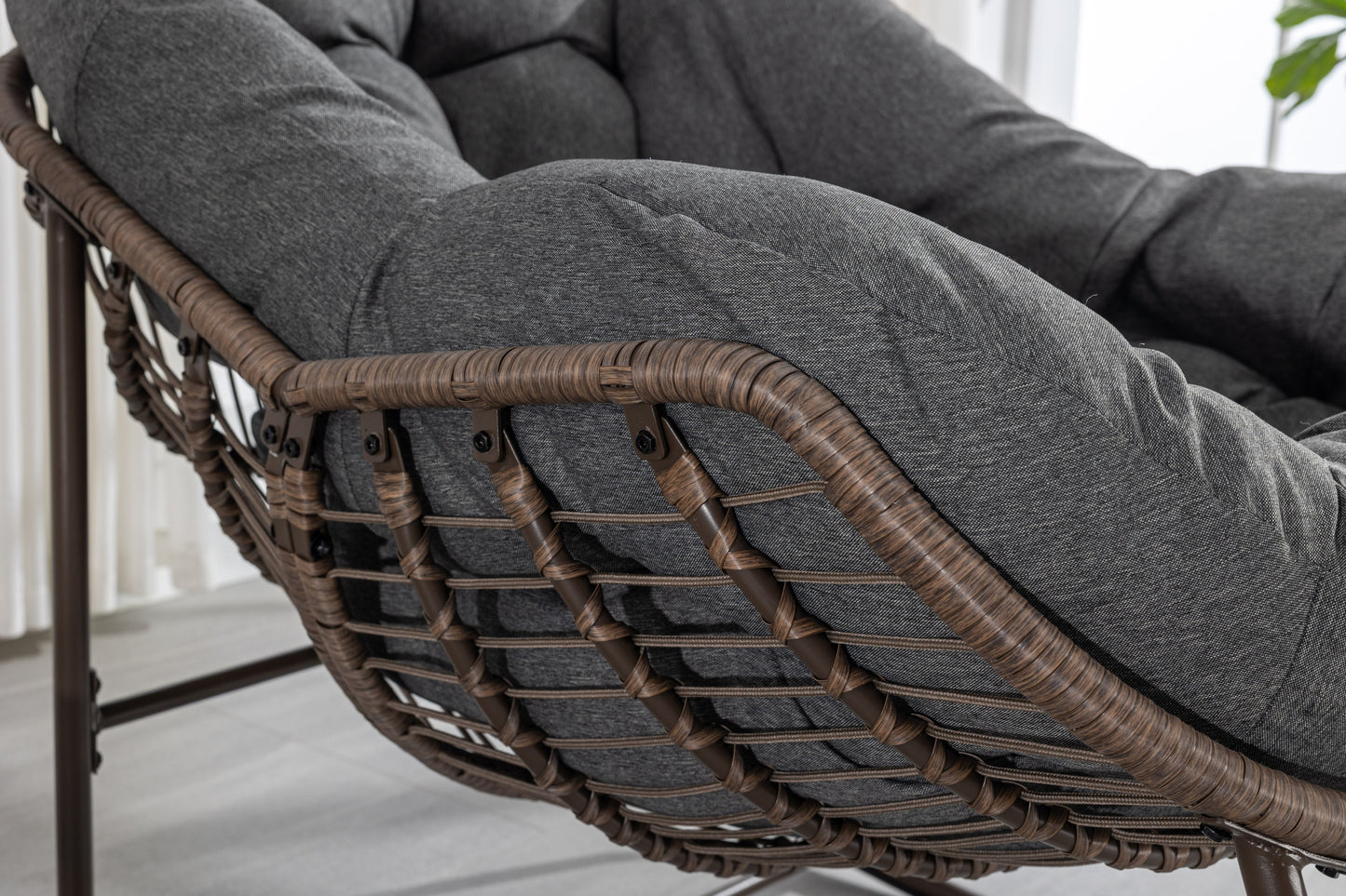 Mecedora de ratán para exterior, con cojín acolchado, reclinable, para porche, sala de estar, patio y jardín, color gris.