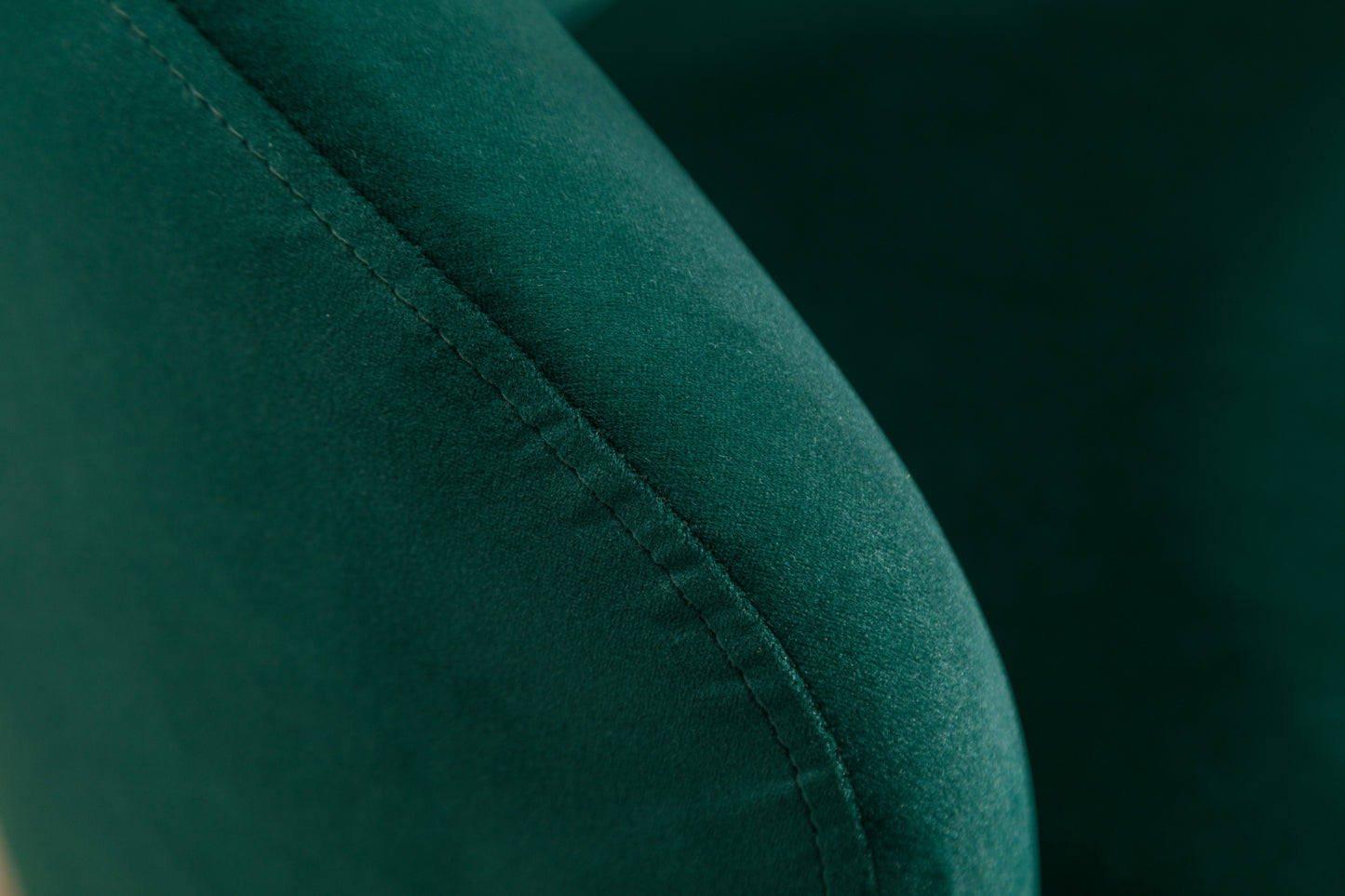 Sillón giratorio de terciopelo con acento tipo barril y aro metálico con revestimiento en polvo negro, color verde