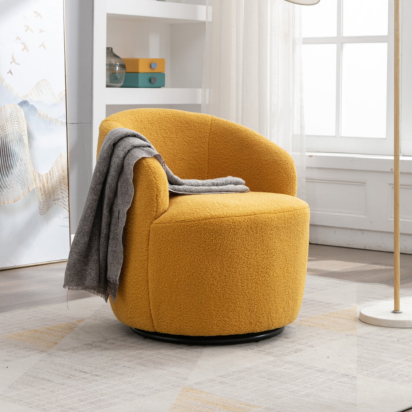 Sillón giratorio de tela Teddy con acento tipo barril y aro metálico con recubrimiento en polvo negro, amarillo