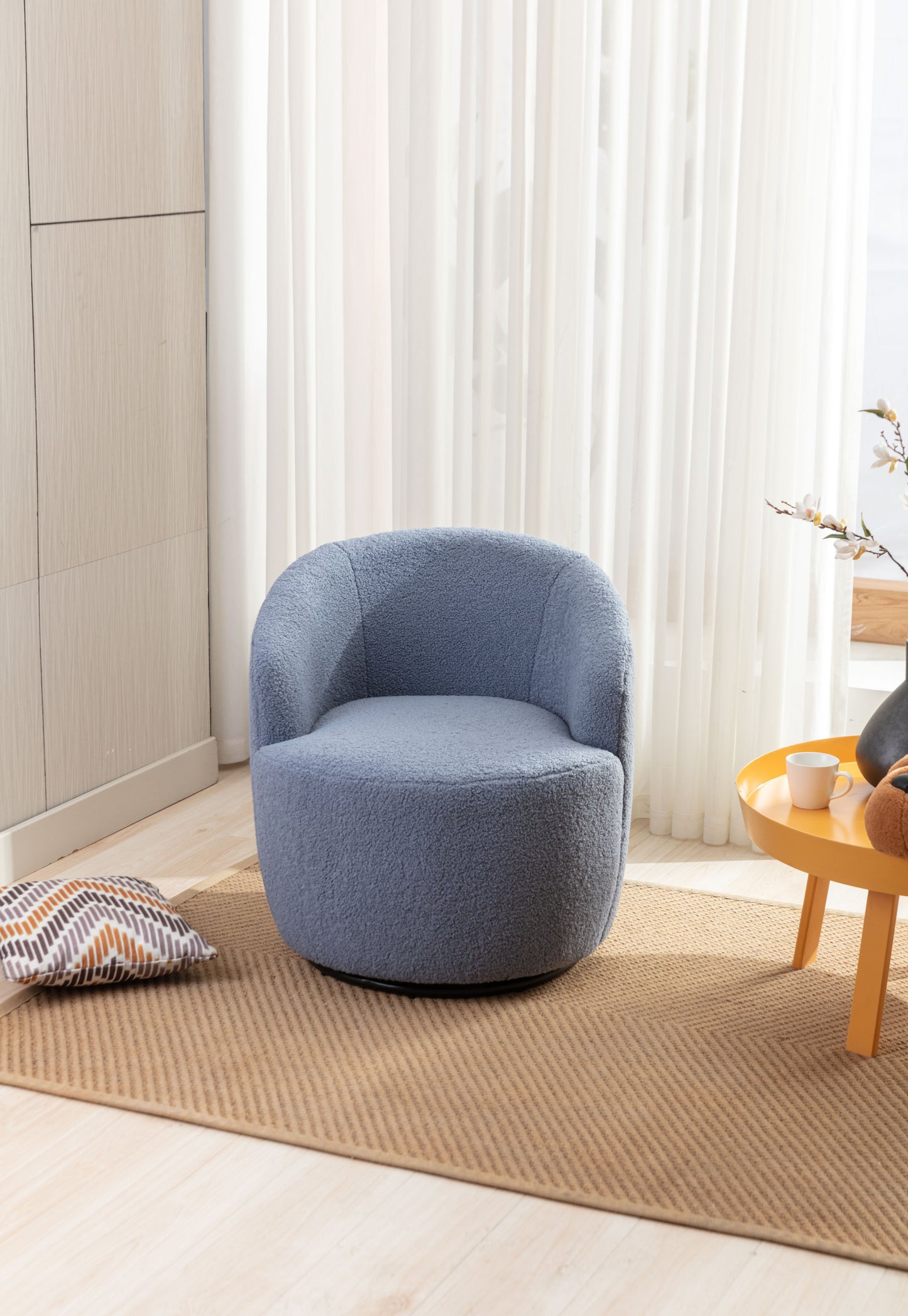 Sillón giratorio de tela Teddy con acento tipo barril y aro metálico con recubrimiento en polvo negro, azul claro
