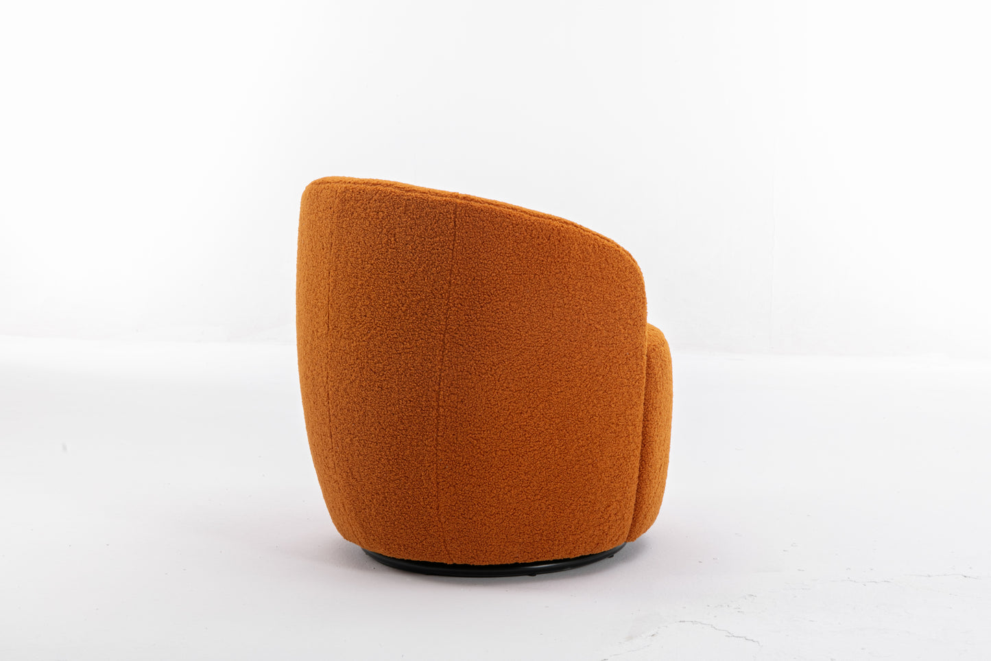 Sillón giratorio de tela Teddy con acento tipo barril y aro metálico con recubrimiento en polvo negro, color caramelo