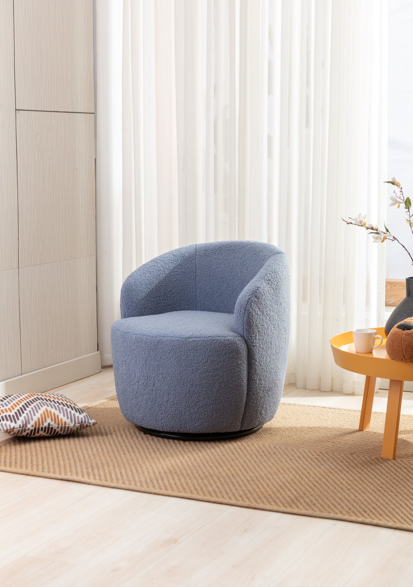 Sillón giratorio de tela Teddy con acento tipo barril y aro metálico con recubrimiento en polvo negro, azul claro