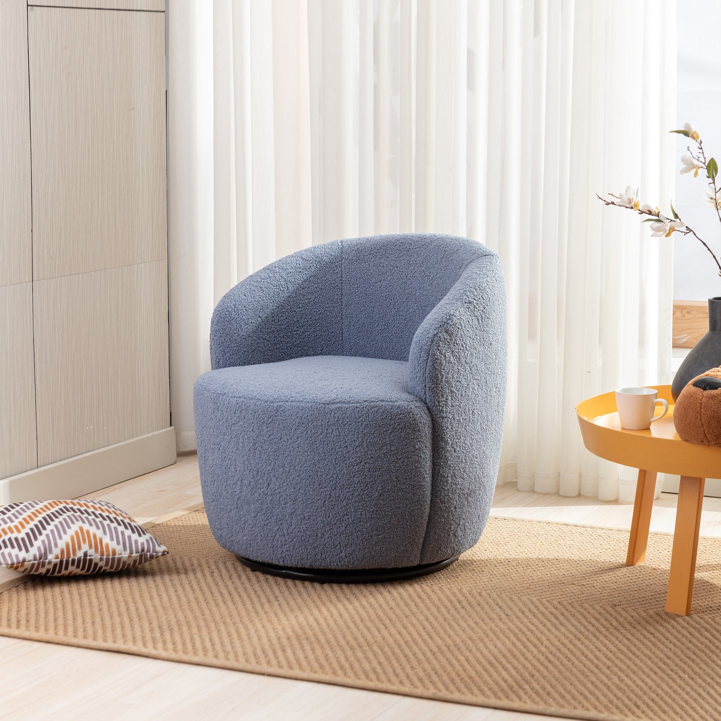 Sillón giratorio de tela Teddy con acento tipo barril y aro metálico con recubrimiento en polvo negro, azul claro