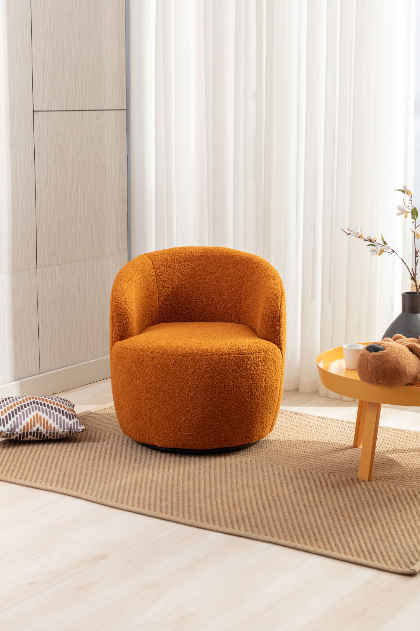 Sillón giratorio de tela Teddy con acento tipo barril y aro metálico con recubrimiento en polvo negro, color caramelo