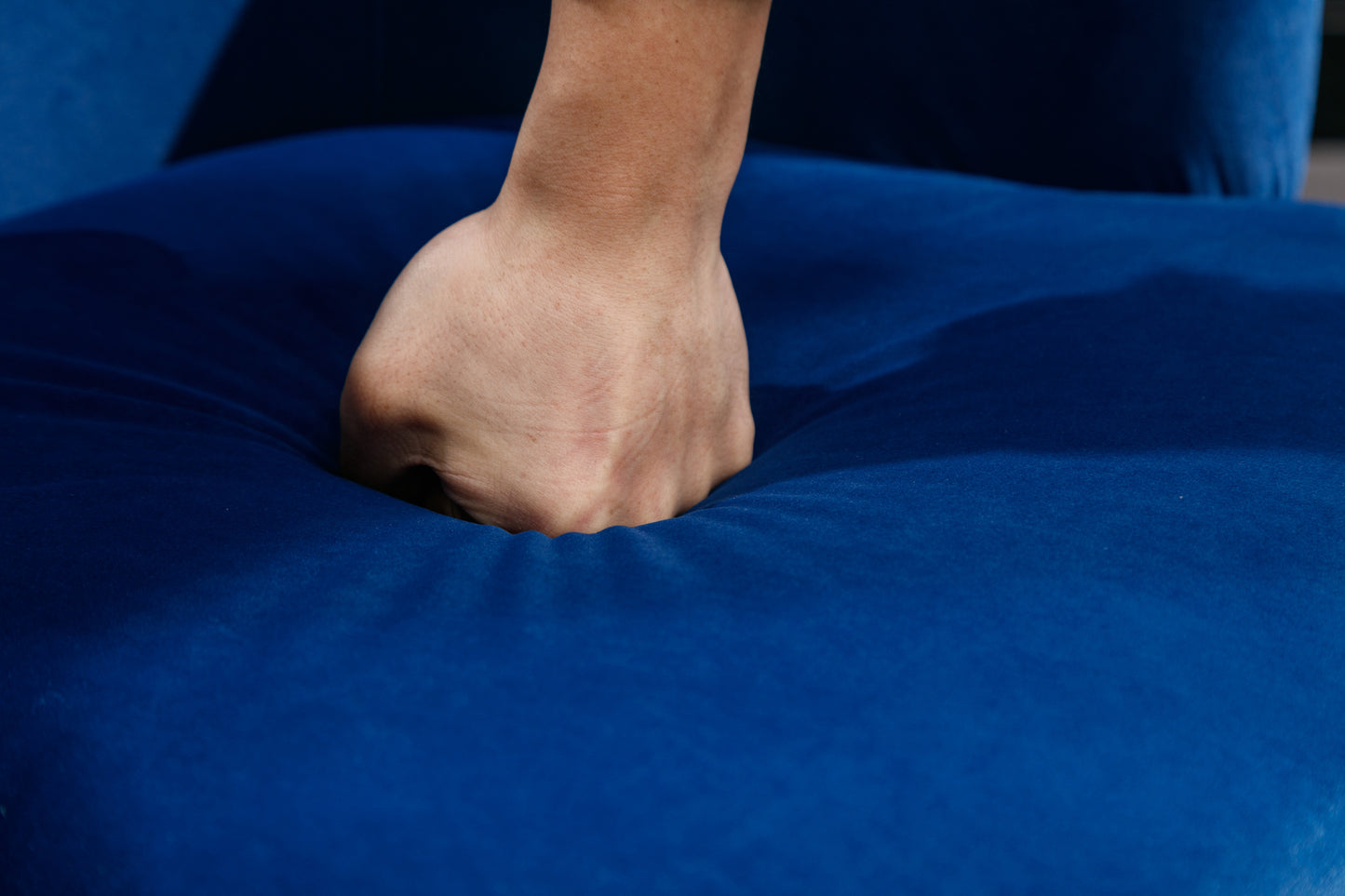 Sillón giratorio de terciopelo con acento tipo barril y aro metálico con revestimiento en polvo negro, color azul