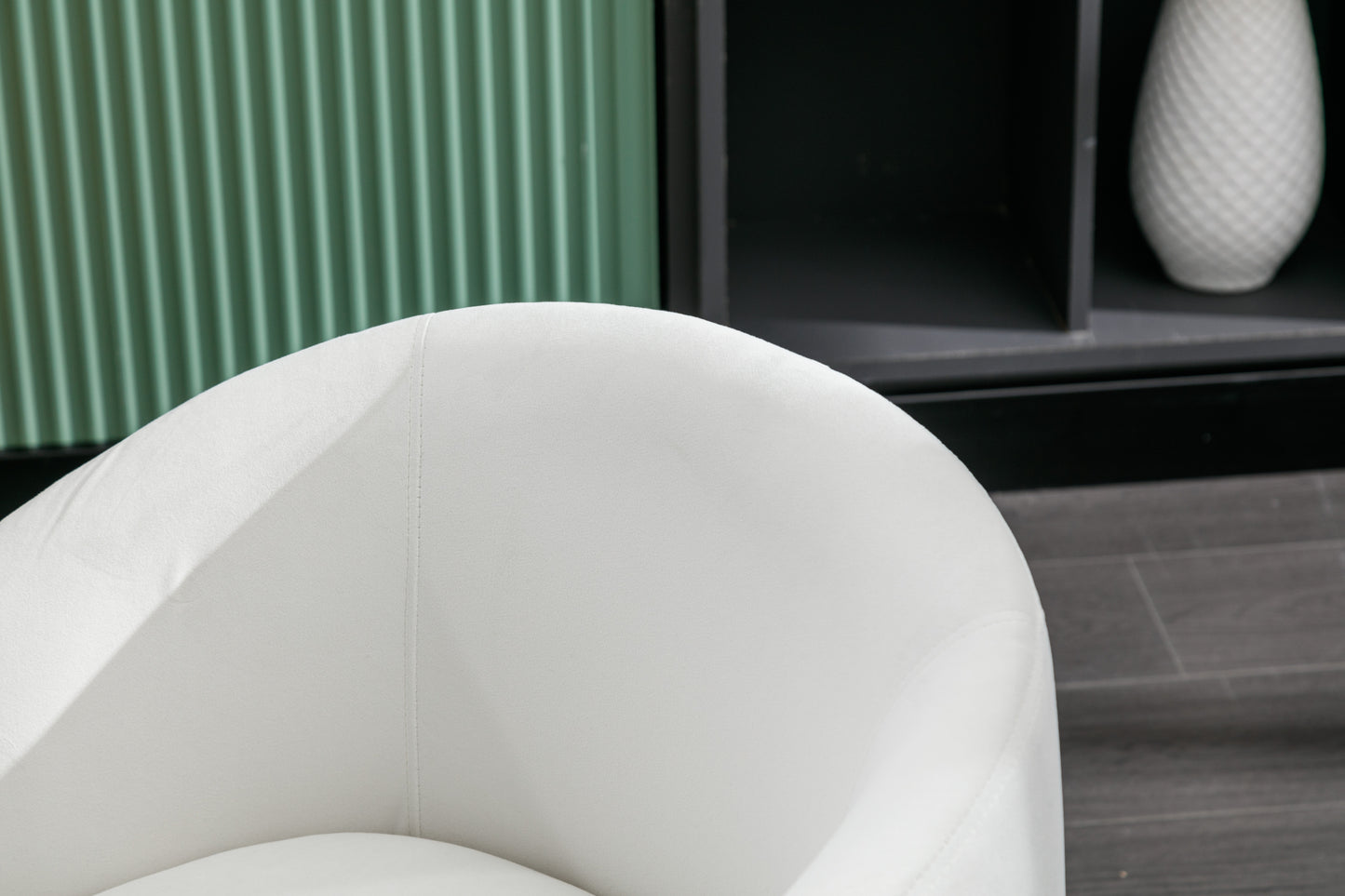 Sillón giratorio de terciopelo con acento tipo barril y aro metálico con recubrimiento en polvo negro, color blanco