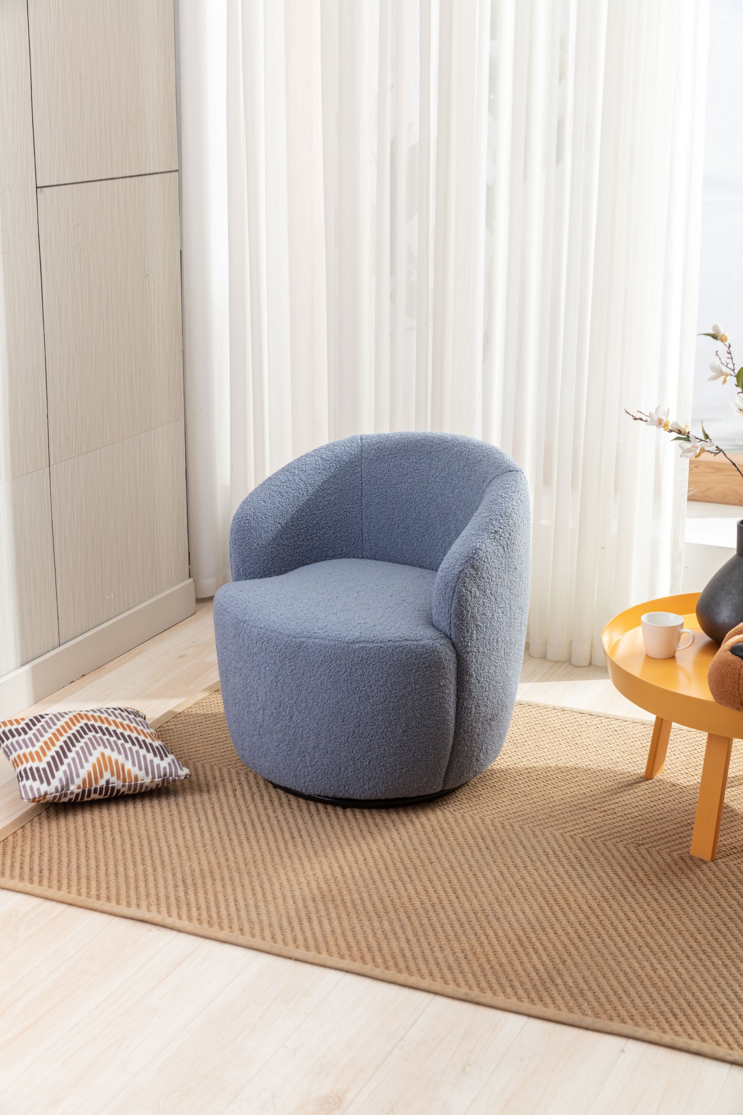 Sillón giratorio de tela Teddy con acento tipo barril y aro metálico con recubrimiento en polvo negro, azul claro