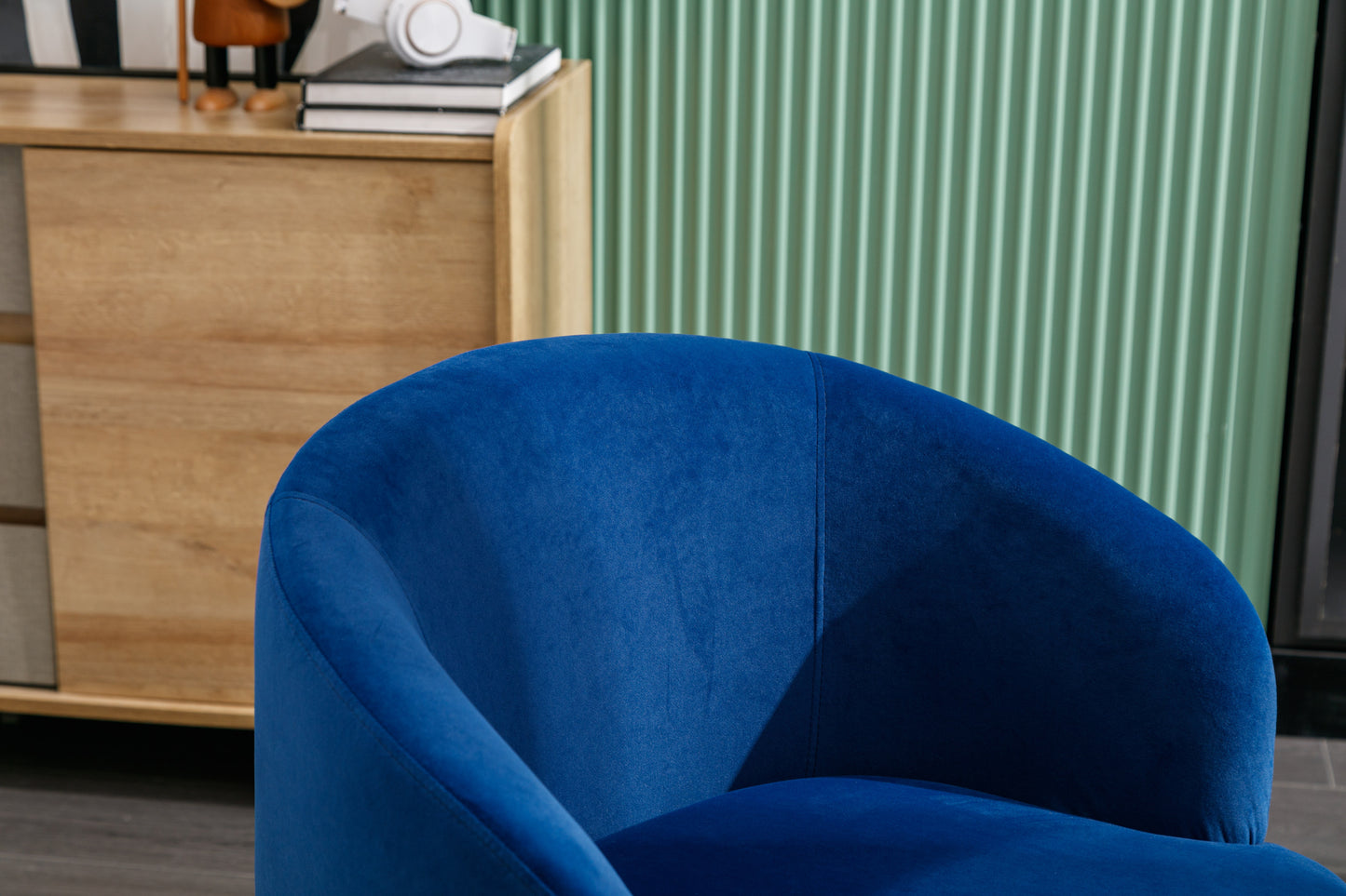 Sillón giratorio de terciopelo con acento tipo barril y aro metálico con revestimiento en polvo negro, color azul