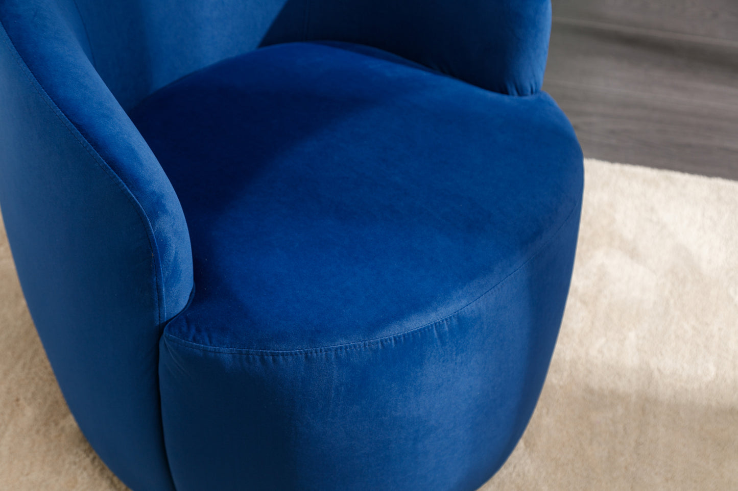 Sillón giratorio de terciopelo con acento tipo barril y aro metálico con revestimiento en polvo negro, color azul