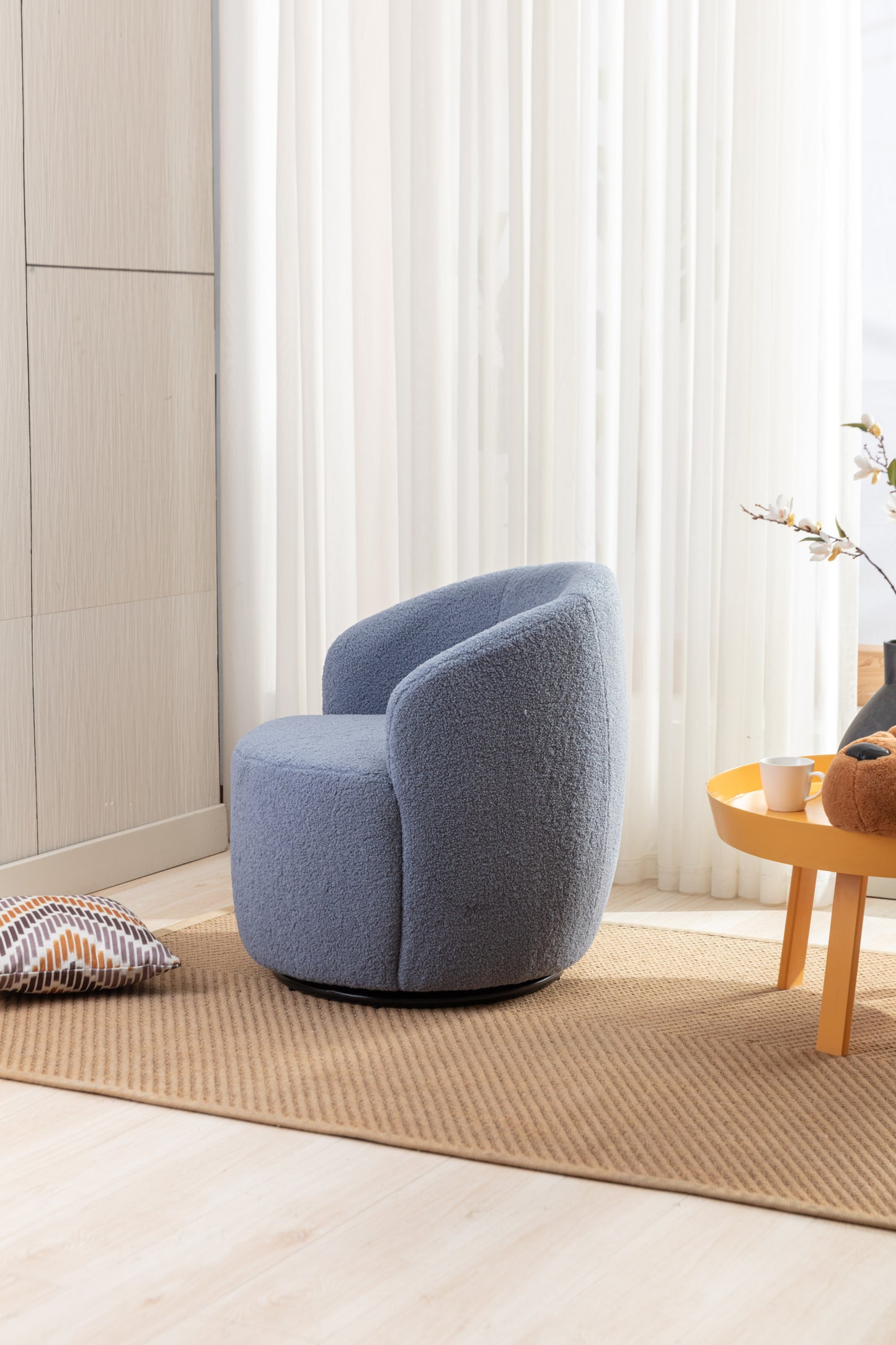 Sillón giratorio de tela Teddy con acento tipo barril y aro metálico con recubrimiento en polvo negro, azul claro