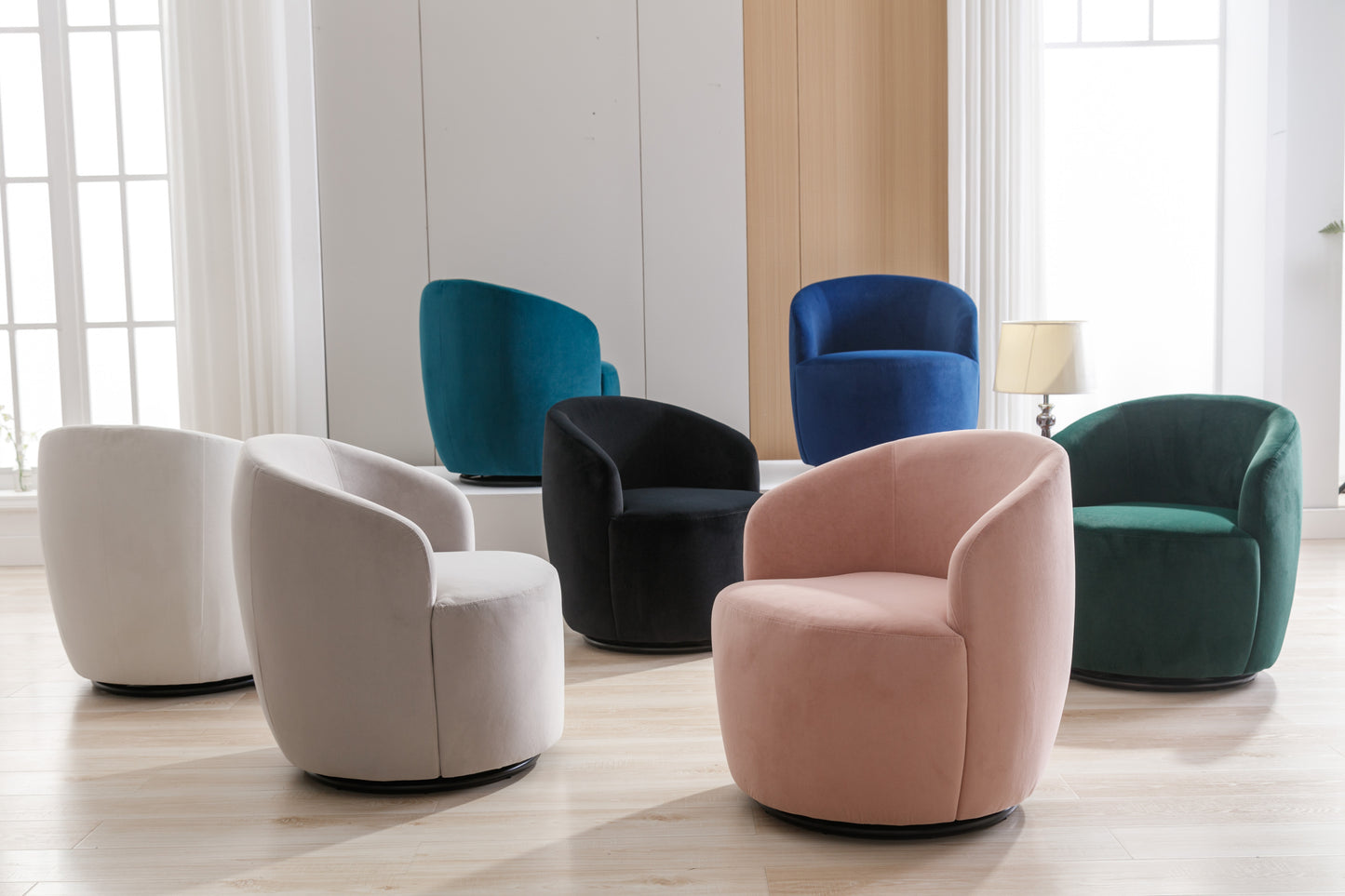 Sillón giratorio de terciopelo con acento tipo barril y aro metálico con recubrimiento en polvo negro, color blanco