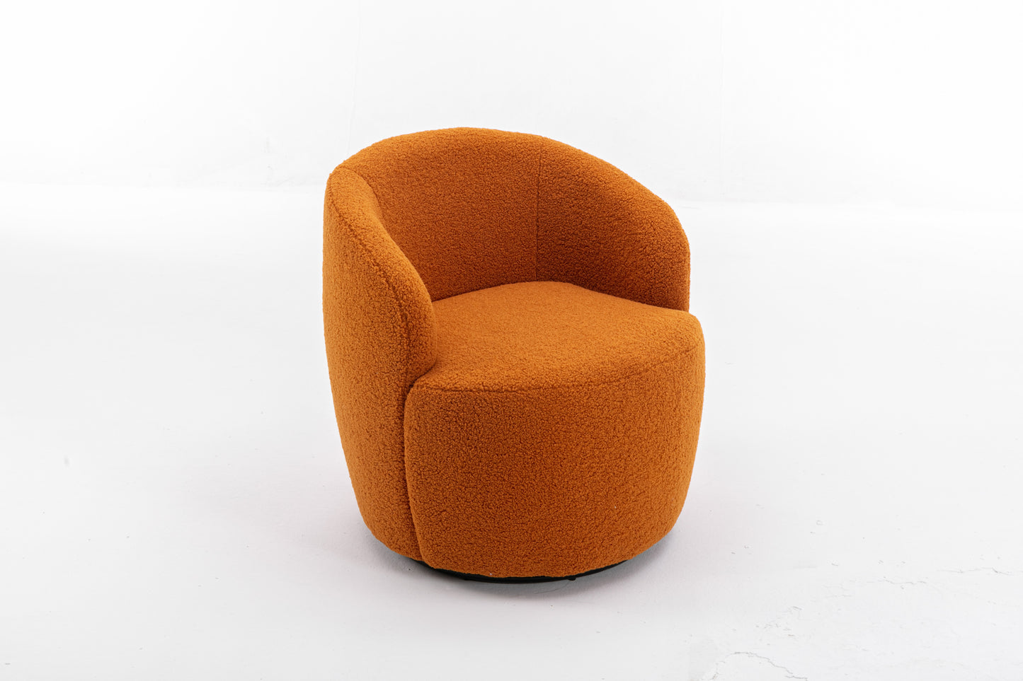 Sillón giratorio de tela Teddy con acento tipo barril y aro metálico con recubrimiento en polvo negro, color caramelo