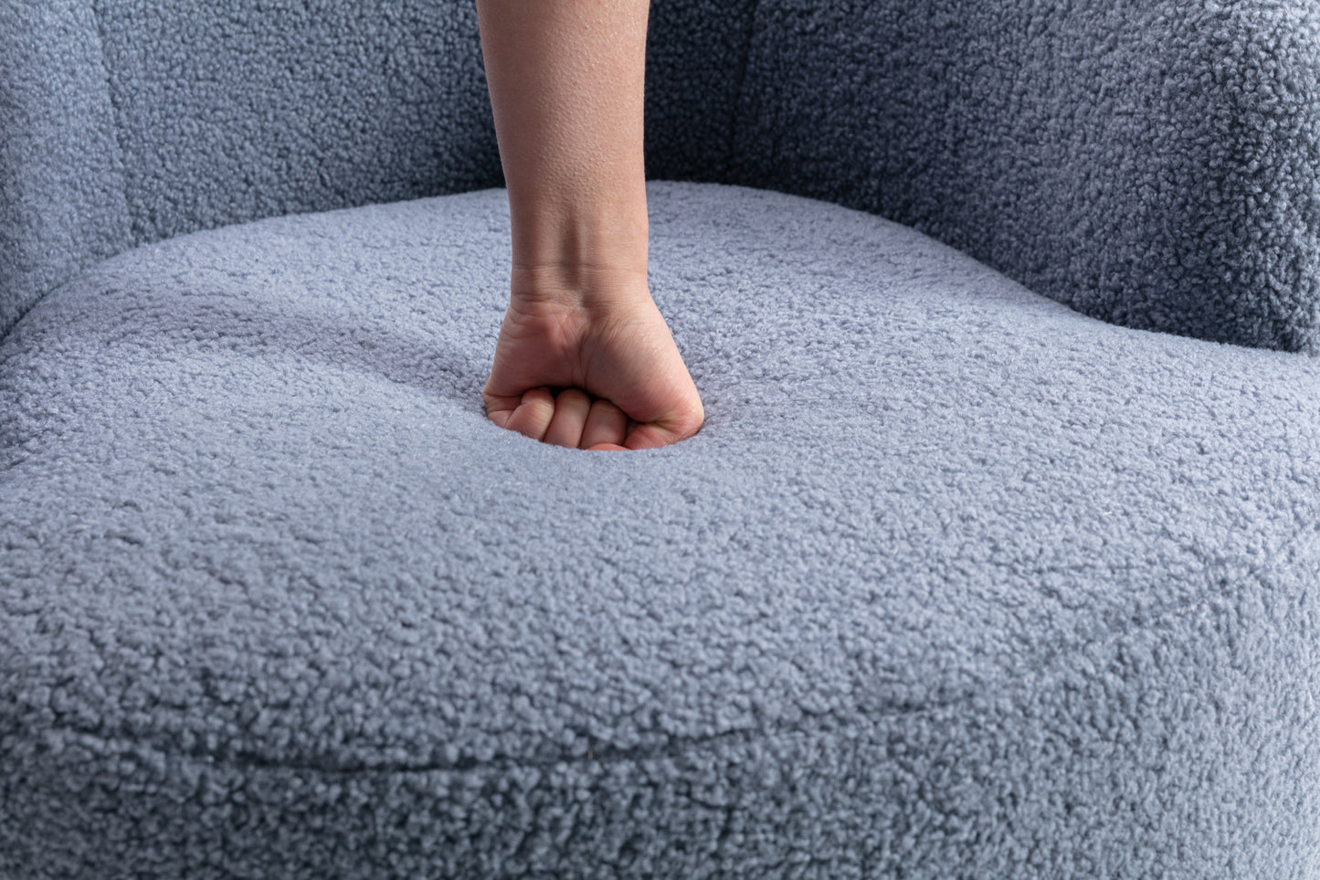Sillón giratorio de tela Teddy con acento tipo barril y aro metálico con recubrimiento en polvo negro, azul claro