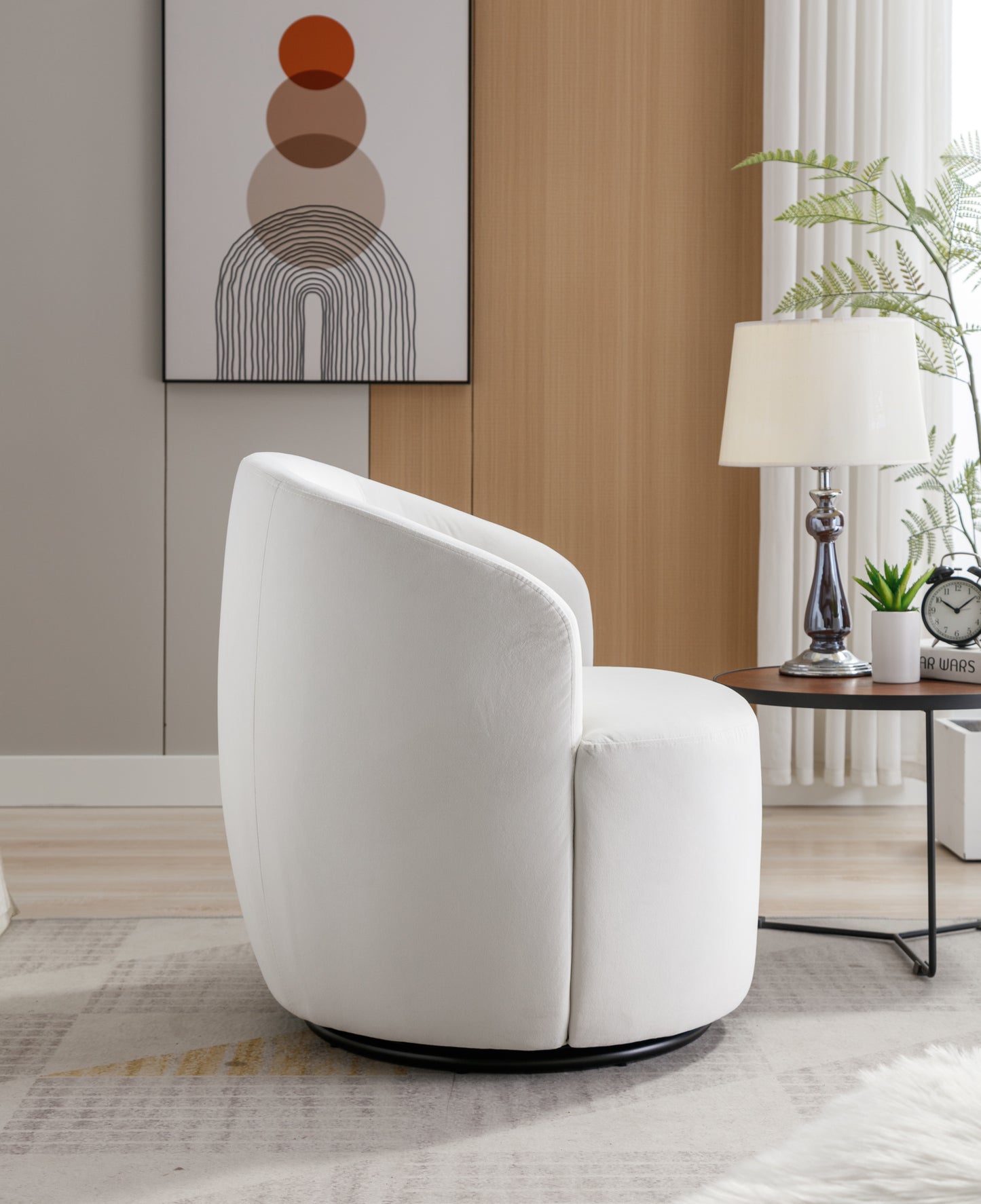 Sillón giratorio de terciopelo con acento tipo barril y aro metálico con recubrimiento en polvo negro, color blanco