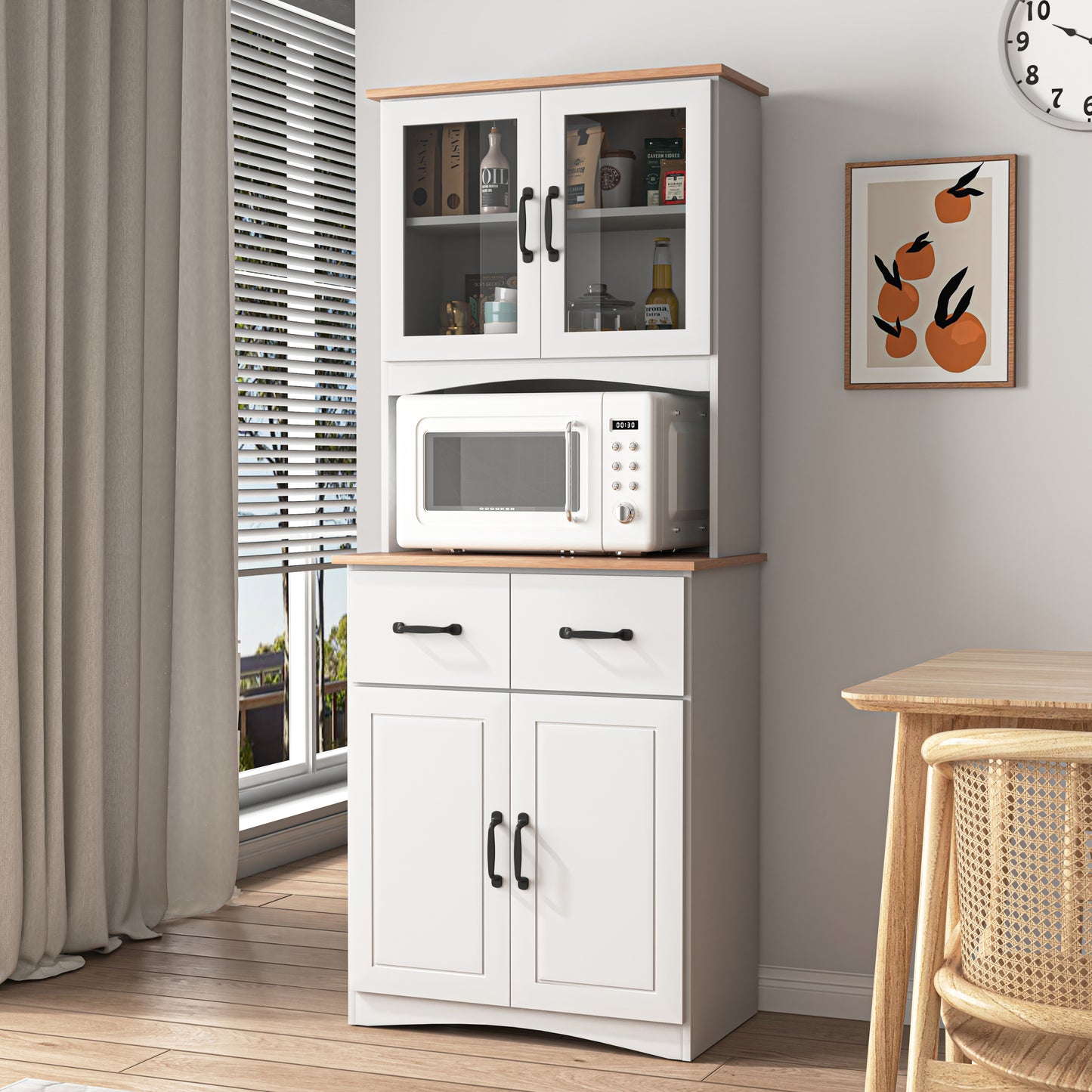 Gabinete de cocina de madera blanco para despensa, armario para microondas con puertas de vidrio enmarcadas y cajón.