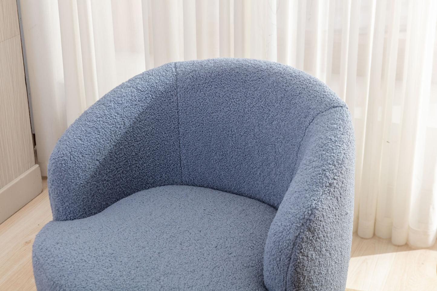 Sillón giratorio de tela Teddy con acento tipo barril y aro metálico con recubrimiento en polvo negro, azul claro