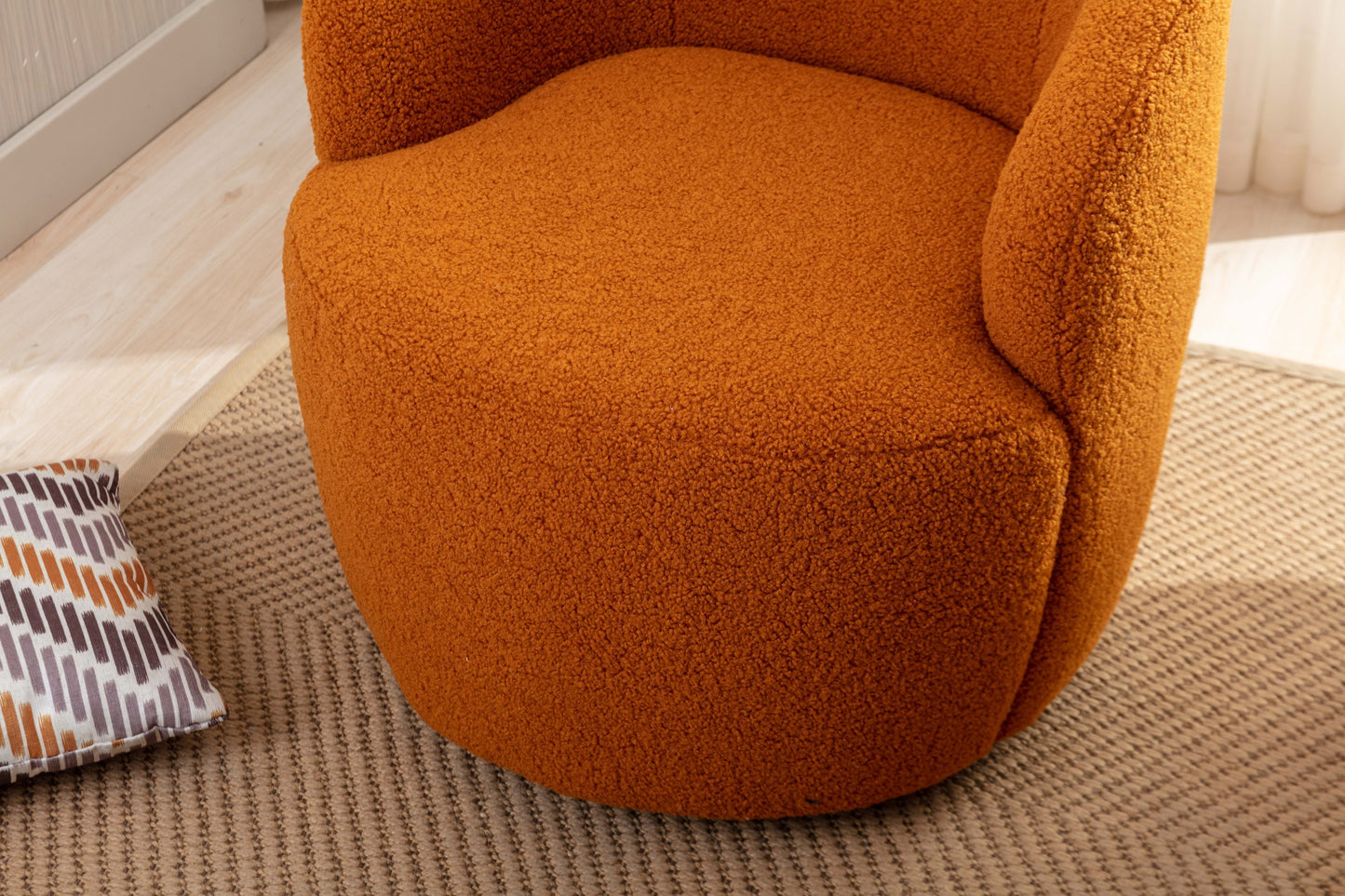 Sillón giratorio de tela Teddy con acento tipo barril y aro metálico con recubrimiento en polvo negro, color caramelo