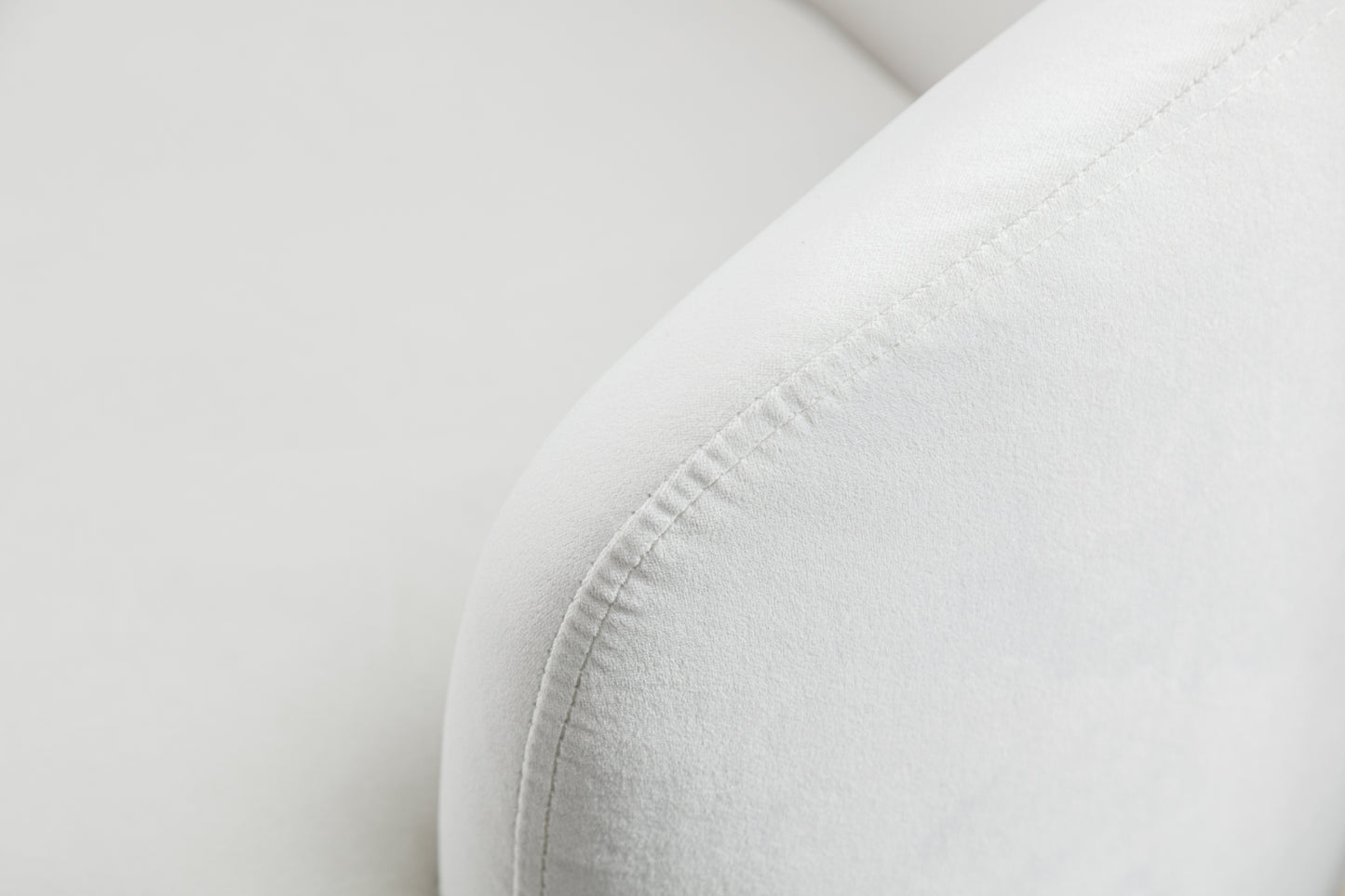 Sillón giratorio de terciopelo con acento tipo barril y aro metálico con recubrimiento en polvo negro, color blanco