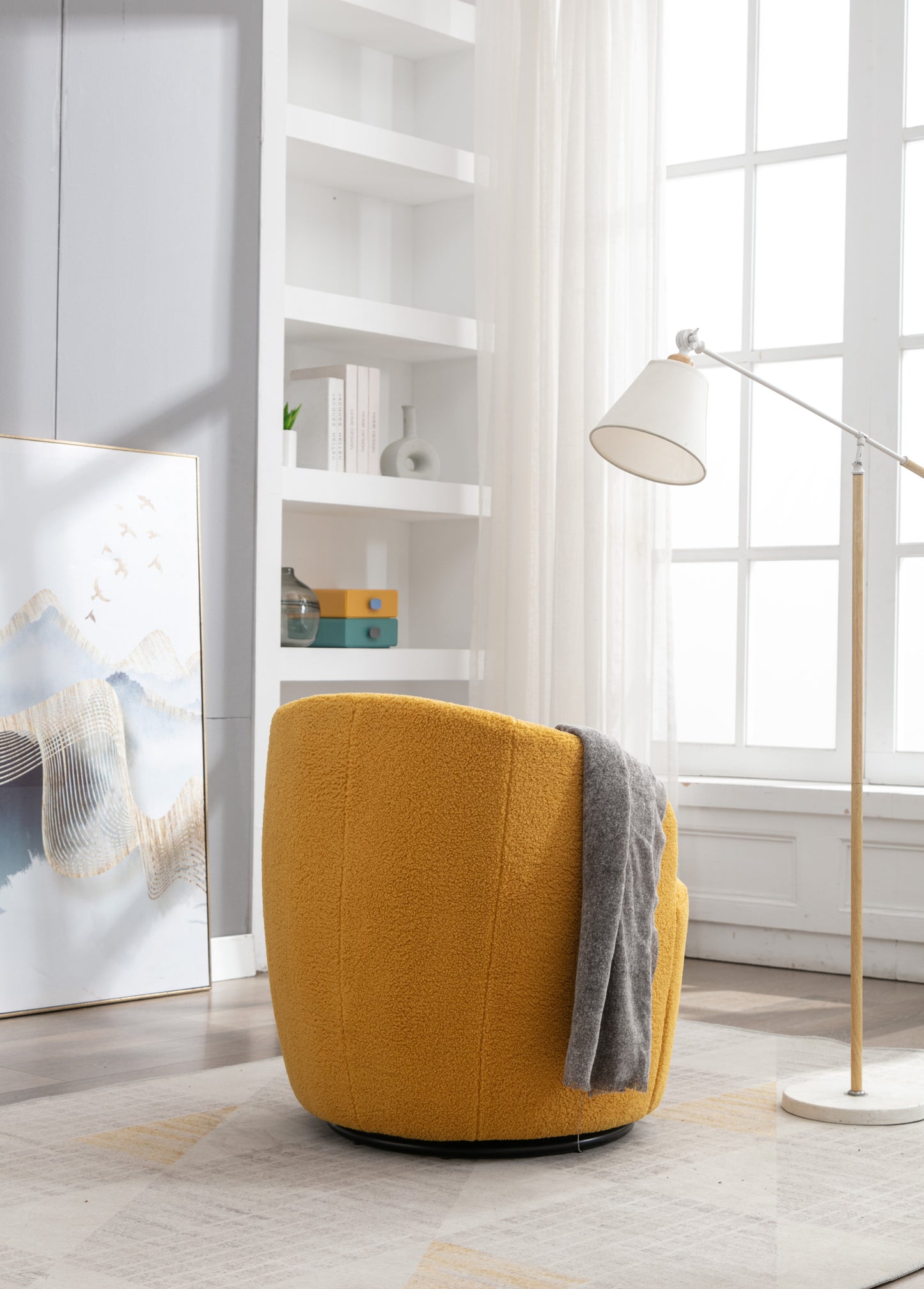 Sillón giratorio de tela Teddy con acento tipo barril y aro metálico con recubrimiento en polvo negro, amarillo