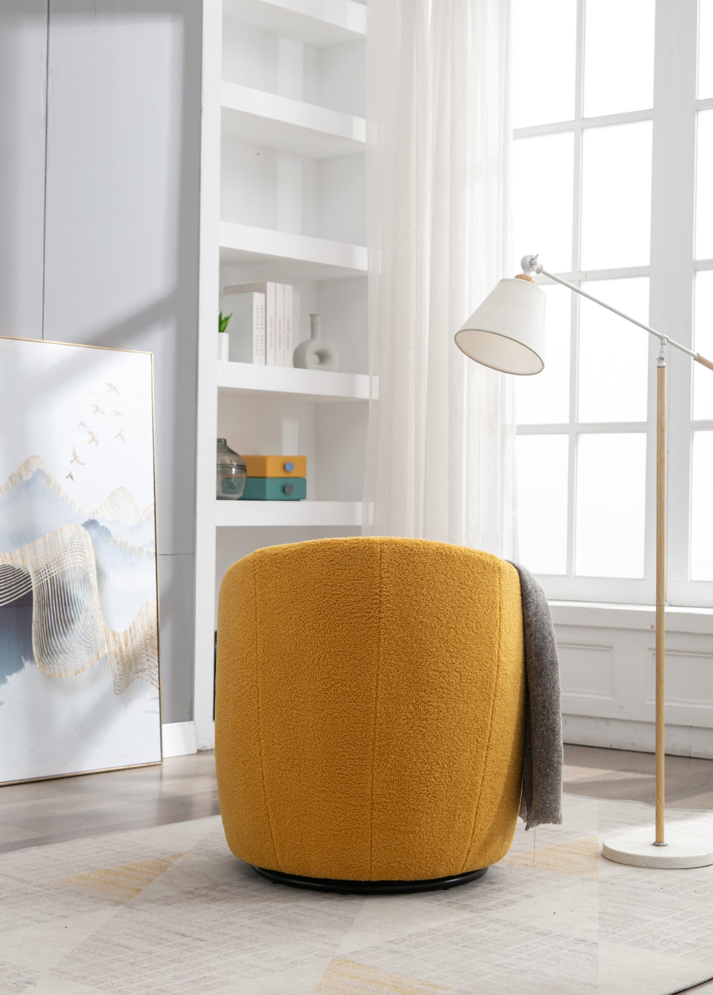 Sillón giratorio de tela Teddy con acento tipo barril y aro metálico con recubrimiento en polvo negro, amarillo