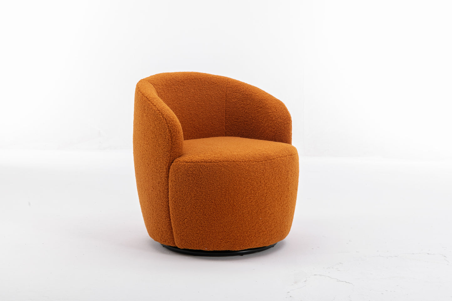 Sillón giratorio de tela Teddy con acento tipo barril y aro metálico con recubrimiento en polvo negro, color caramelo
