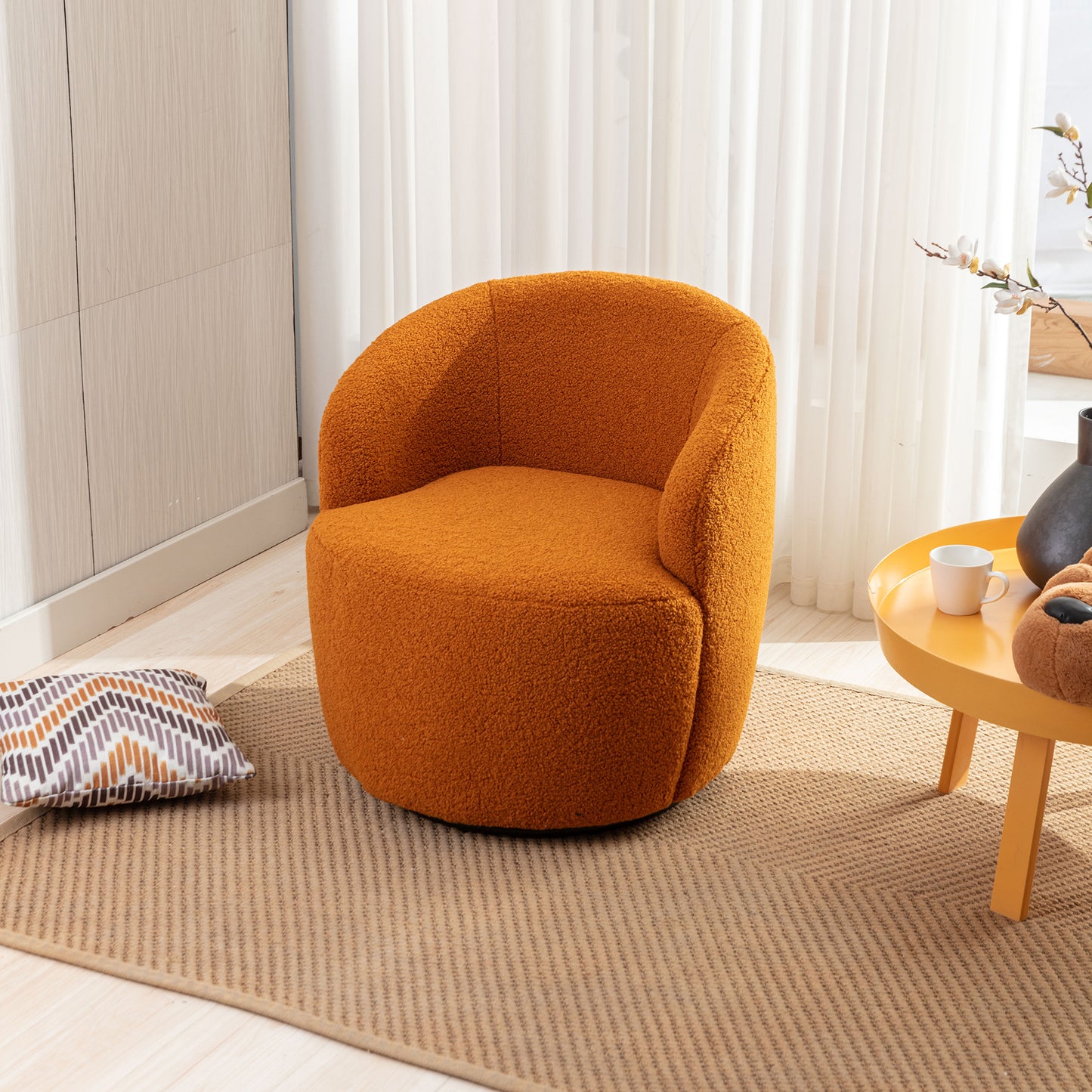 Sillón giratorio de tela Teddy con acento tipo barril y aro metálico con recubrimiento en polvo negro, color caramelo