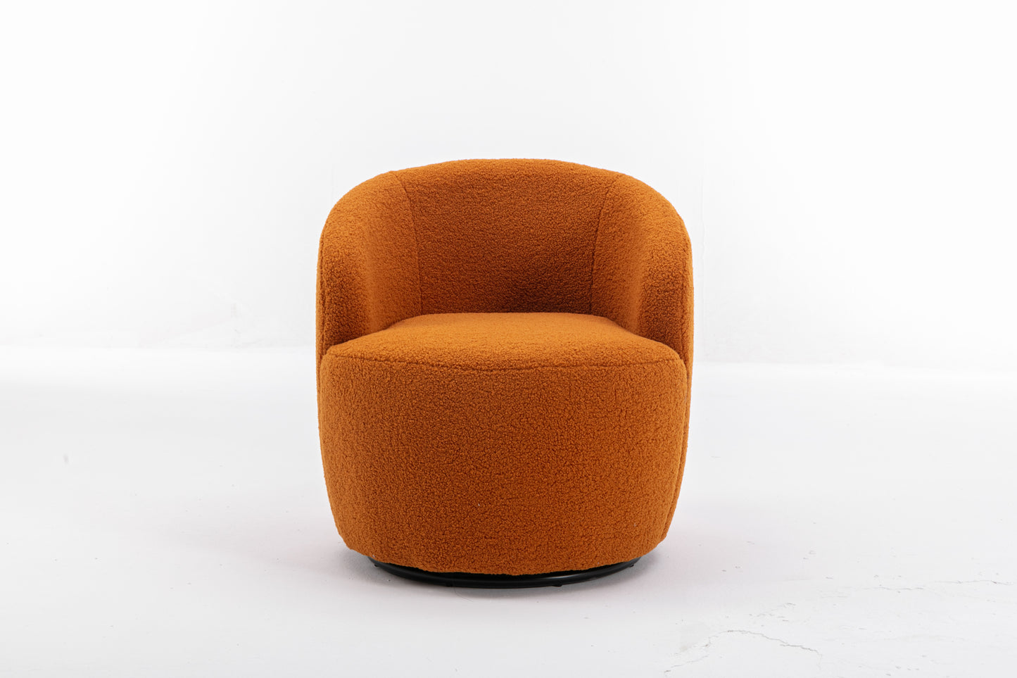 Sillón giratorio de tela Teddy con acento tipo barril y aro metálico con recubrimiento en polvo negro, color caramelo