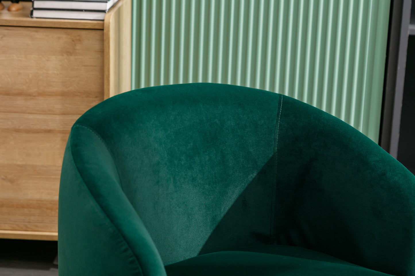 Sillón giratorio de terciopelo con acento tipo barril y aro metálico con revestimiento en polvo negro, color verde