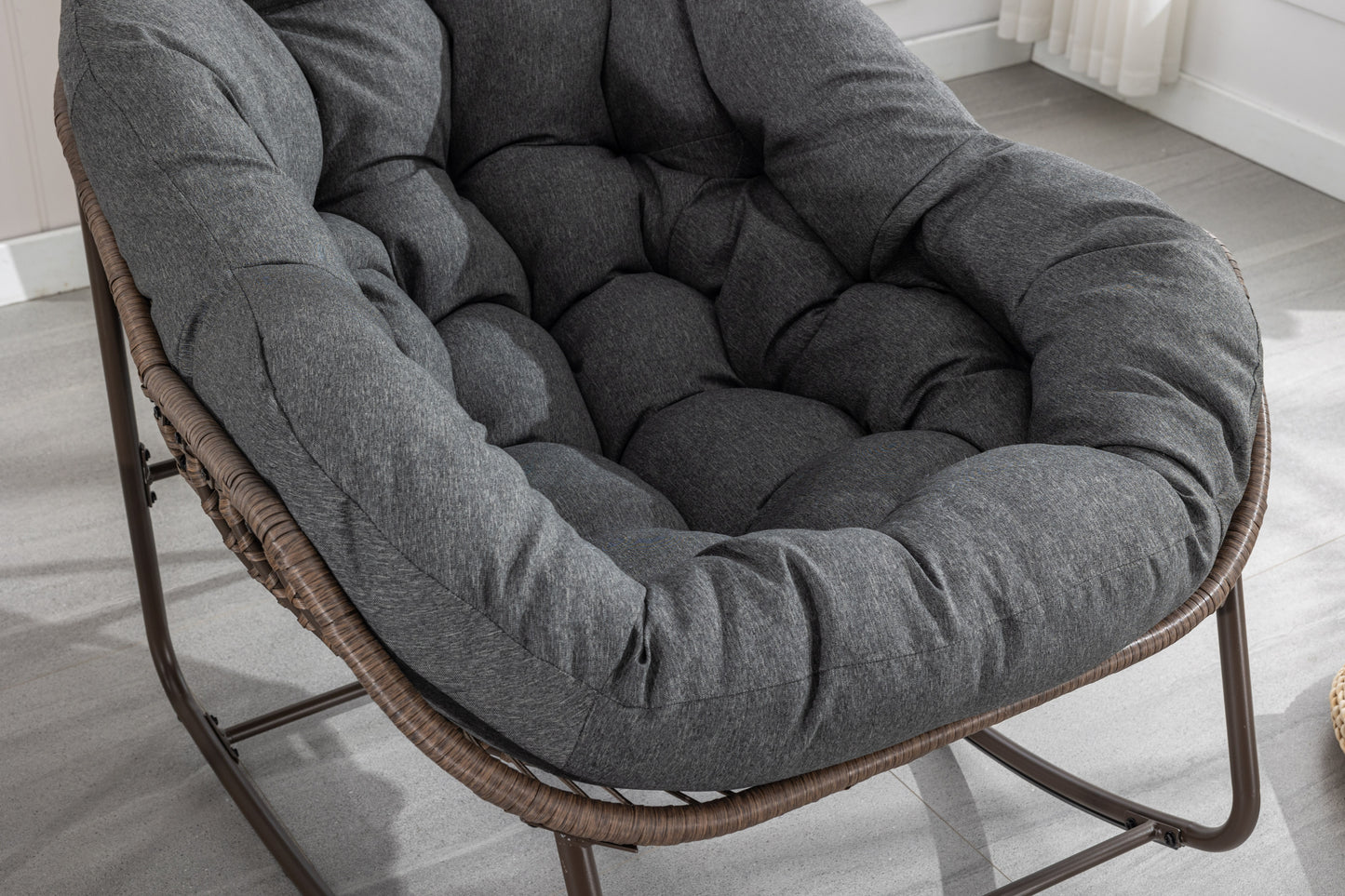 Mecedora de ratán para exterior, con cojín acolchado, reclinable, para porche, sala de estar, patio y jardín, color gris.