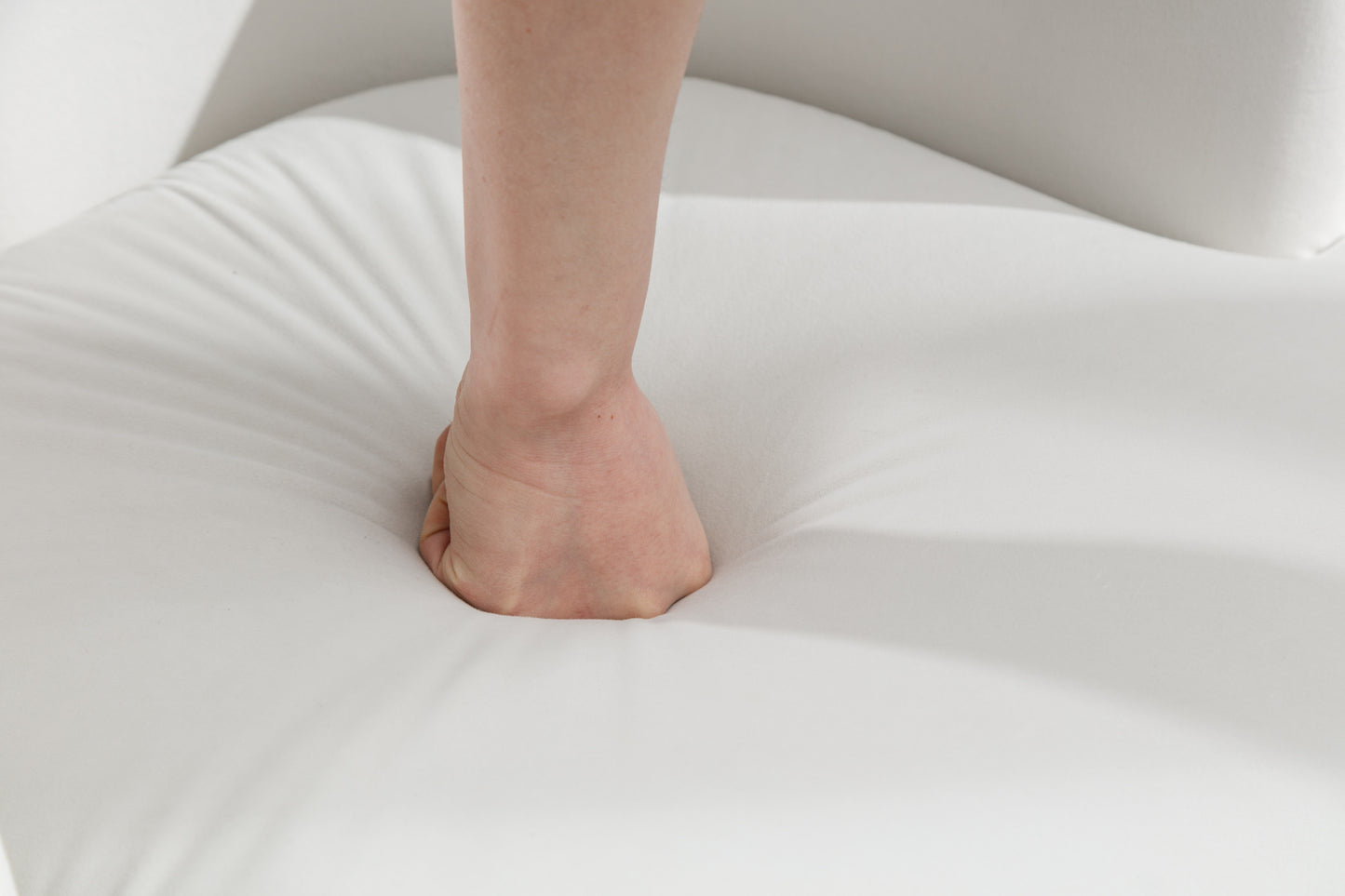 Sillón giratorio de terciopelo con acento tipo barril y aro metálico con recubrimiento en polvo negro, color blanco