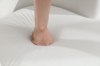 Sillón giratorio de terciopelo con acento tipo barril y aro metálico con recubrimiento en polvo negro, color blanco
