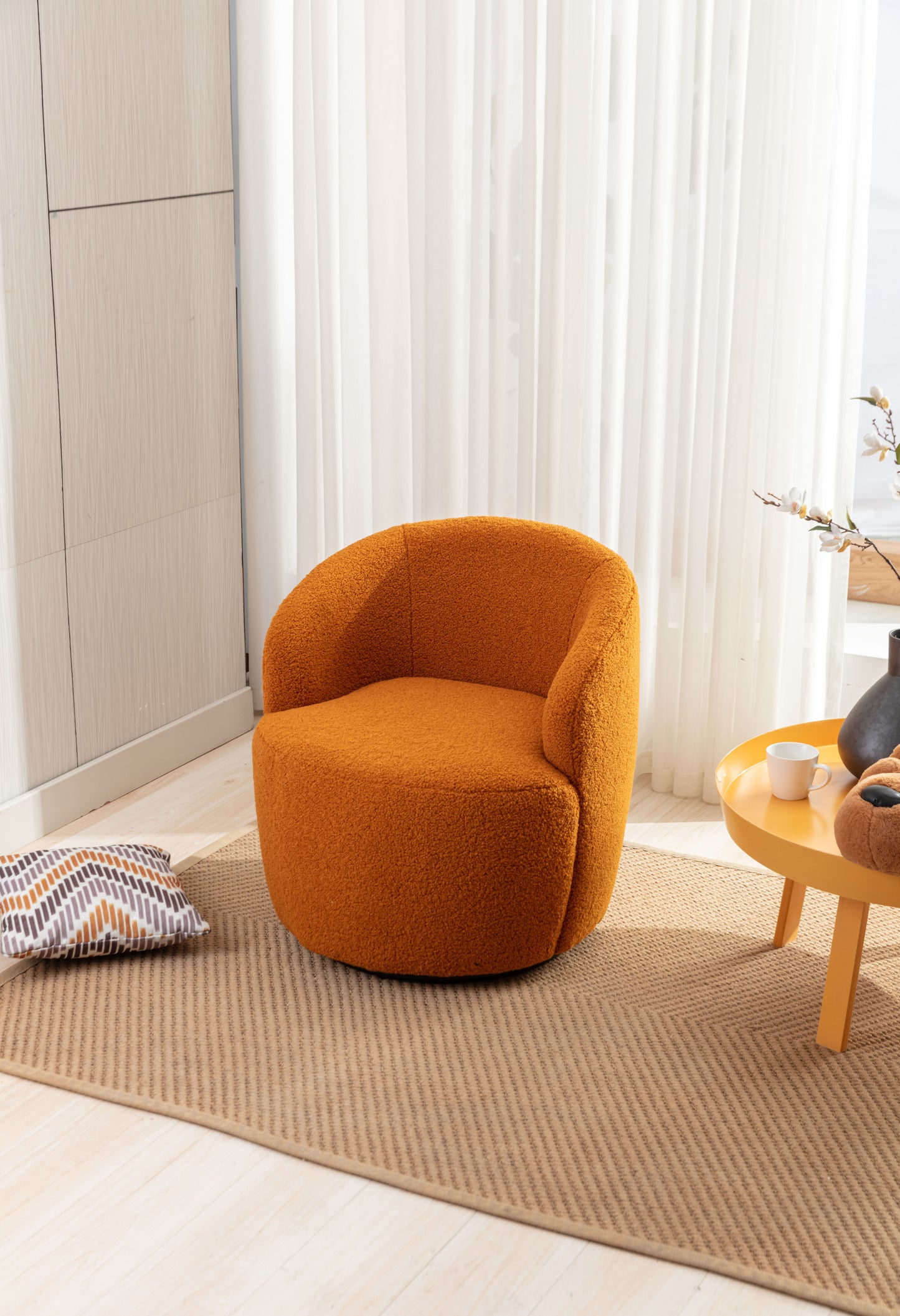 Sillón giratorio de tela Teddy con acento tipo barril y aro metálico con recubrimiento en polvo negro, color caramelo