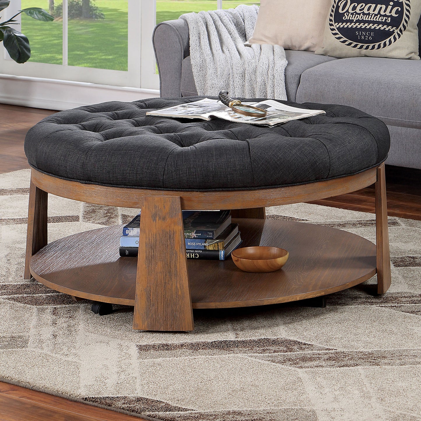 Otomana de 1 pieza con acabado cepillado de alambre, tono natural/gris oscuro, estilo transicional, botones profundos, asiento capitoné tipo lino, estante inferior abierto, sala de estar