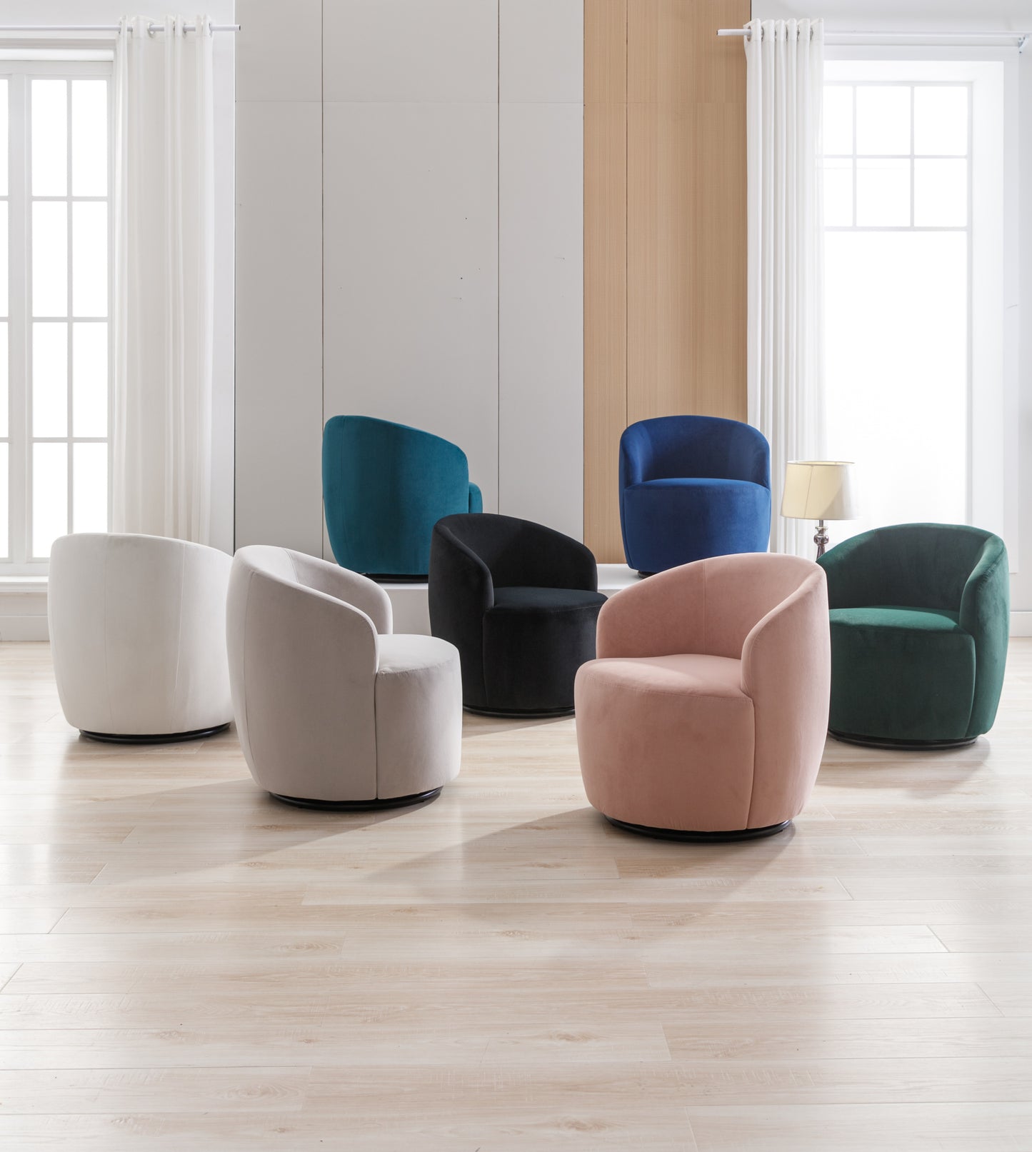 Sillón giratorio de terciopelo con acento tipo barril y aro metálico con recubrimiento en polvo negro, color blanco